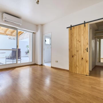 Venta Departamento Monoambiente con gran Patio en recoleta 