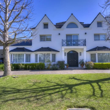 Casa de 5 ambientes en Mayling Country Club | Amplios ambientes y gran jardín con pileta