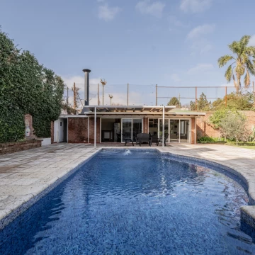 Venta casa en Vicente López con gran jardín, quincho y pileta