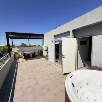 Departamento de 3 ambientes al frente, con amplia terraza con jacuzzi + dos balcones- totalmente privado