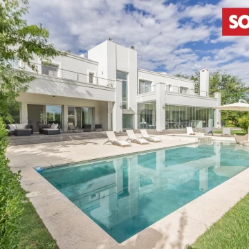 Excelente casa en  venta/alquiler con muebles. 5 suites. Piscina. Golf