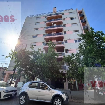 ALQUILER – Departamento de 2 dormitorios con balcón y asador en General Paz