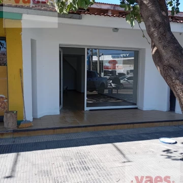 ALQUILER – Local comercial con vidriera y depósito en Av. La Cordillera