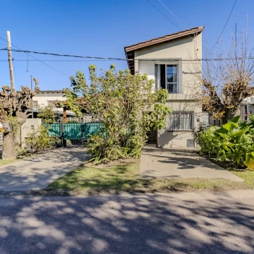 VENTA VILLA ELISA Casa de dos habitaciones y pileta, con departamento en Barrio Jardín
