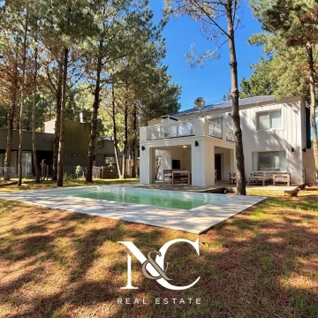 Casa en  venta de 6 ambientes en Costa Esmeralda