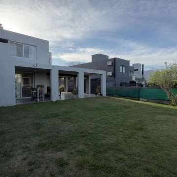 VENTA - Casa de 3 dormitorios en El Balcón, Valle Escondido