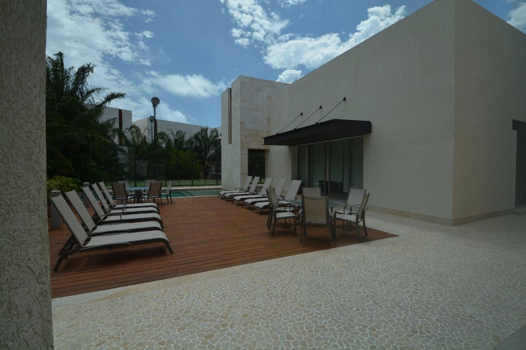 Terraza con asoleaderos