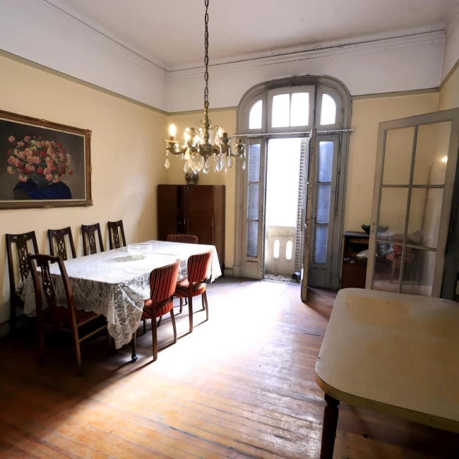 Departamento 4 ambientes más dependencias en Balvanera semipiso señorial venta