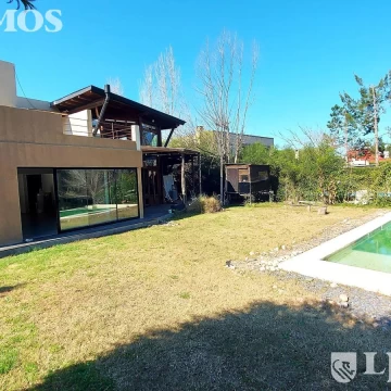 CASA EN VENTA EN LOTE INTERNO CON VISTA A LAGUNA. SANTA CATALINA VILLANUVA.
