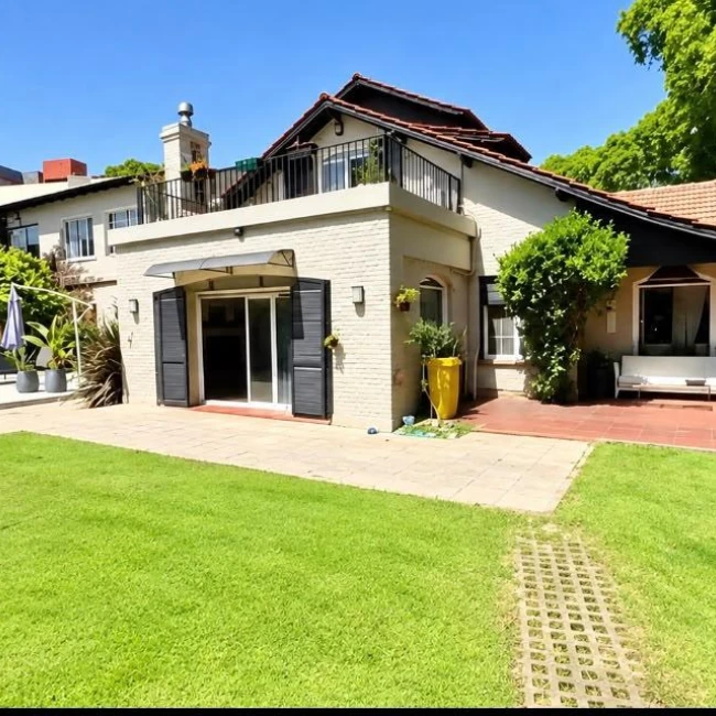 Casa de 7 Ambientes en Acassuso sobre Lote de 687 m² con Jardín, Pileta y Quincho