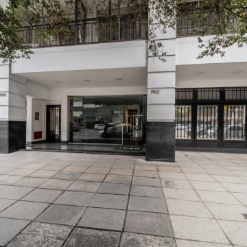 BELGRANO R/2 AMBIENTES EN PISO ALTO, BALCÓN Y VISTA ABIERTA.