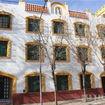Venta - Edificio Comercial de Estilo Colonial en Pilar Centro