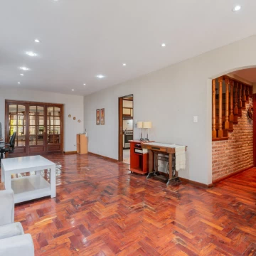 casa 4 ambientes con jardin y cochera