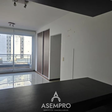 Monoambiente con balcón en 5° piso luminoso – A 1 cuadra del Subte D