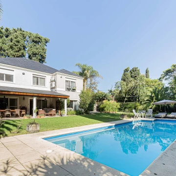 Venta Moderna Casa 5 dorm. San Isidro