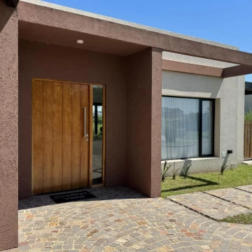 VENTA CASA 3 AMB CON PISCINA EN BARRIO SANTA ELENA, PILAR DEL ESTE