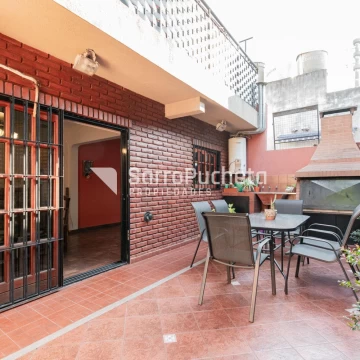 Venta triplex 5 ambientes con patio y cochera en Castelar.