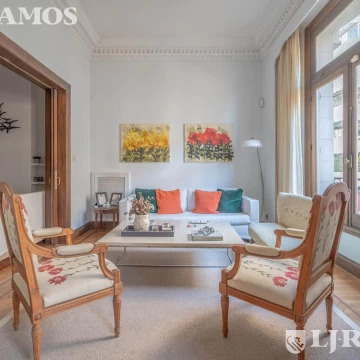 Recoleta. M. T de Alvear y Montevideo. Piso francés reciclado. venta. Sup. 163 m2