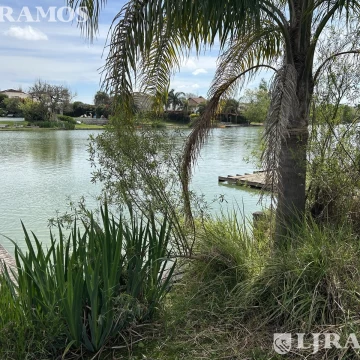 Casa a  la laguna, con 4 dormitorios, escritorio y play, en venta o alquiler en Santa Barbara