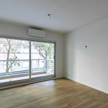 EXCELENTE MONOAMBIENTE AL FRENTE CON BALCON