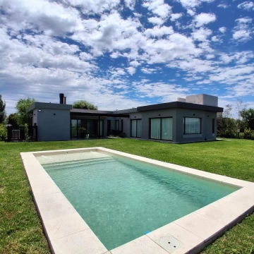 Venta Casa 4 Ambientes con Pileta, Parrilla y Salida al Lago en San Sebastián Apto Credito