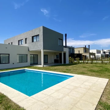 Casa A Estrenar en Riberas - Parquizada - Con Piscina - 6 Ambientes