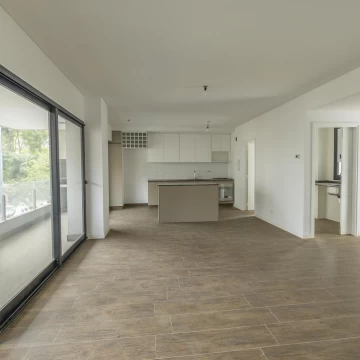 VENTA DEPARTAMENTO 5 AMBIENTES - PATIO CON PARRILLA - COCHERA - FLORES