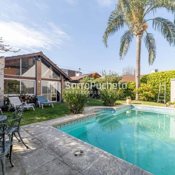Casa en venta en Ituzaingo con parque y piscina