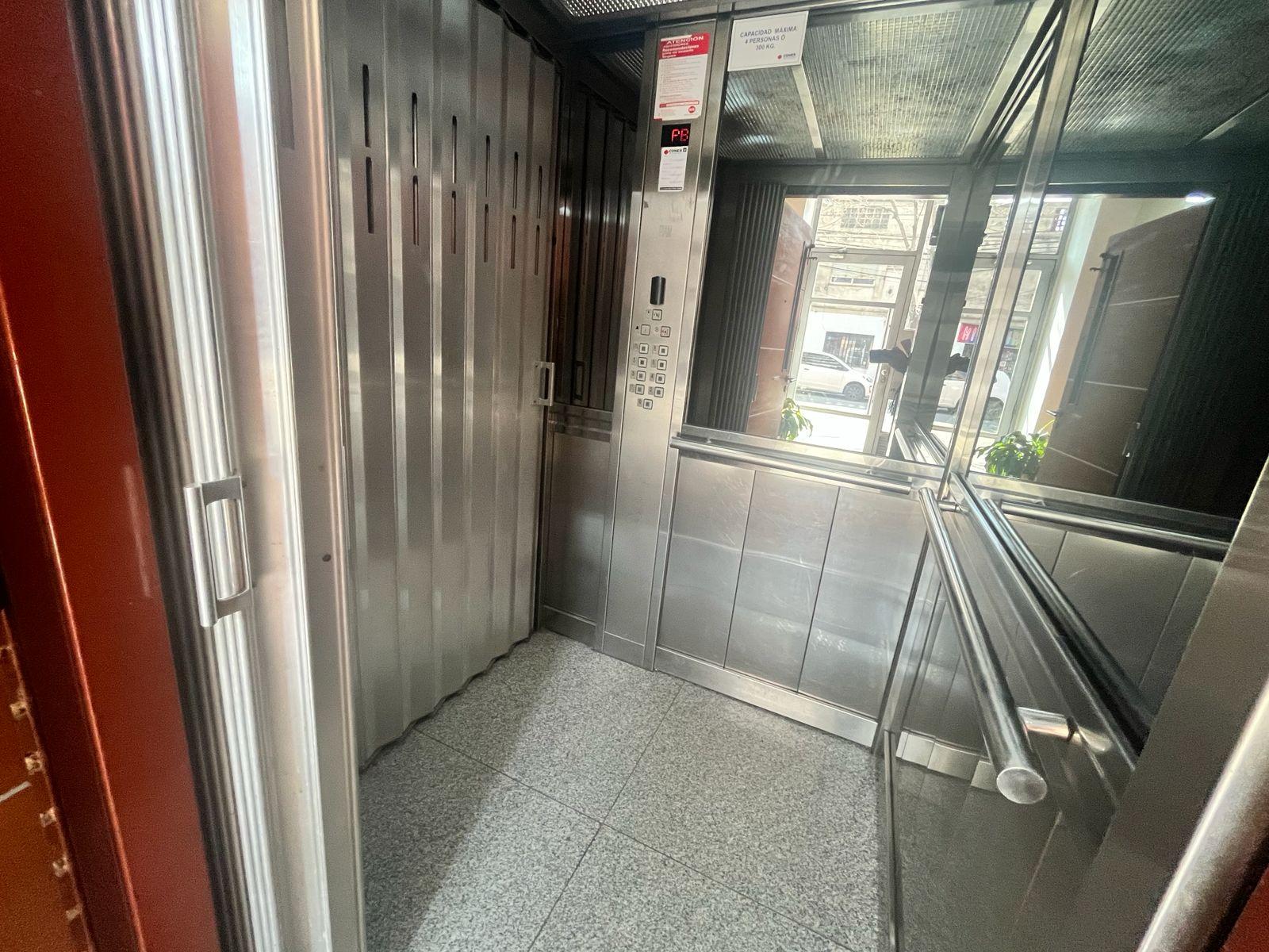 Ascensor amplio