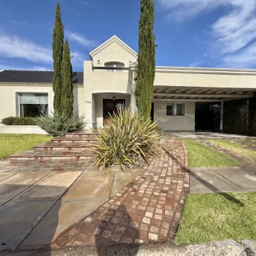 Casa en venta en Barrio Palmares , 5 dormitorios, pileta y cochera triple