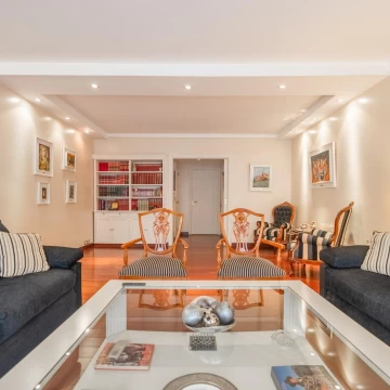 SEMIPISO 5 AMBIENTES CON COCHERA Y PALIER PRIVADO – APTO CRÉDITO – RECOLETA