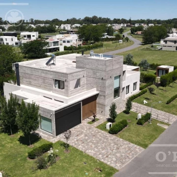 Casa  en venta en Greenville  de 7 ambientes con pileta con detalles de categoria !