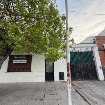 Venta casa 3 ambientes sobre lote propio en Lomas del Mirador