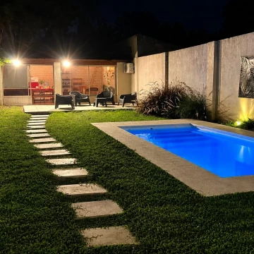 VENTA DE CASA 5 AMBIENTES C/COCHERA, PARQUE, PISCINA Y QUINCHO EN BANFIELD OESTE, LOMAS DE ZAMORA