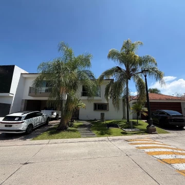 RESIDENCIA EN VENTA PUERTA DE HIERRO 