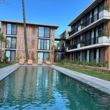 Apartamento en La Juanita, José Ignacio – 2 suites y balcón aterrazado con parrilla