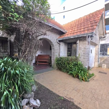 VENTA Casa 4 Ambientes con Jardín y Cochera – La Perla – Mar del Plata