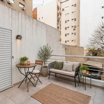 Venta Semipiso 2 Ambientes. Balcón Aterrazado y Patio. Frente. APTO CREDITO. PARRILLA. PILETA. SUM