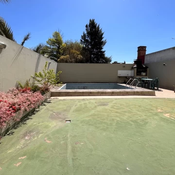 Venta de departamento de 2 dormitorios, con pileta y cochera. La Plata