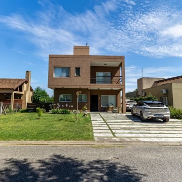 Casa de 5 ambientes en venta en barrio cerrado lujan del sol apta credito hipotecario con piscina