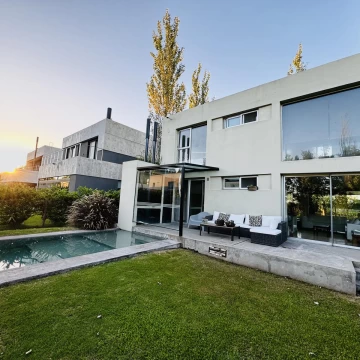 Casa en  venta 3 dormitorios en Los Pasos barrio de Jockey Club