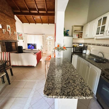 casa de 4 ambientes en venta en lujan  con patio y cochera apto credito