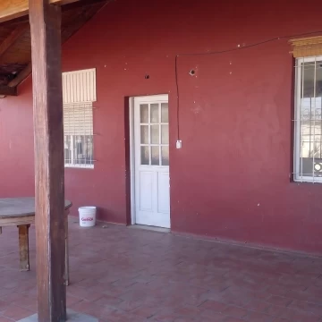 Casa con amplia terraza en barrio Lanusse