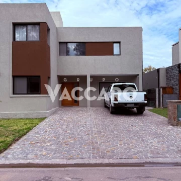 Venta de Casa 5 Ambientes en María Eugenia Residences & Village, Moreno