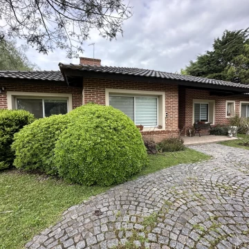 Casa de 4 ambientes en una planta | Pileta | Lote de 1.084 m²