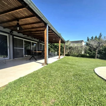 VENTA CASA BARRIO EL CANTON, ESCOBAR, 4 AMBIENTES,SUITE,PILETA, QUINCHO, COCHERAS.