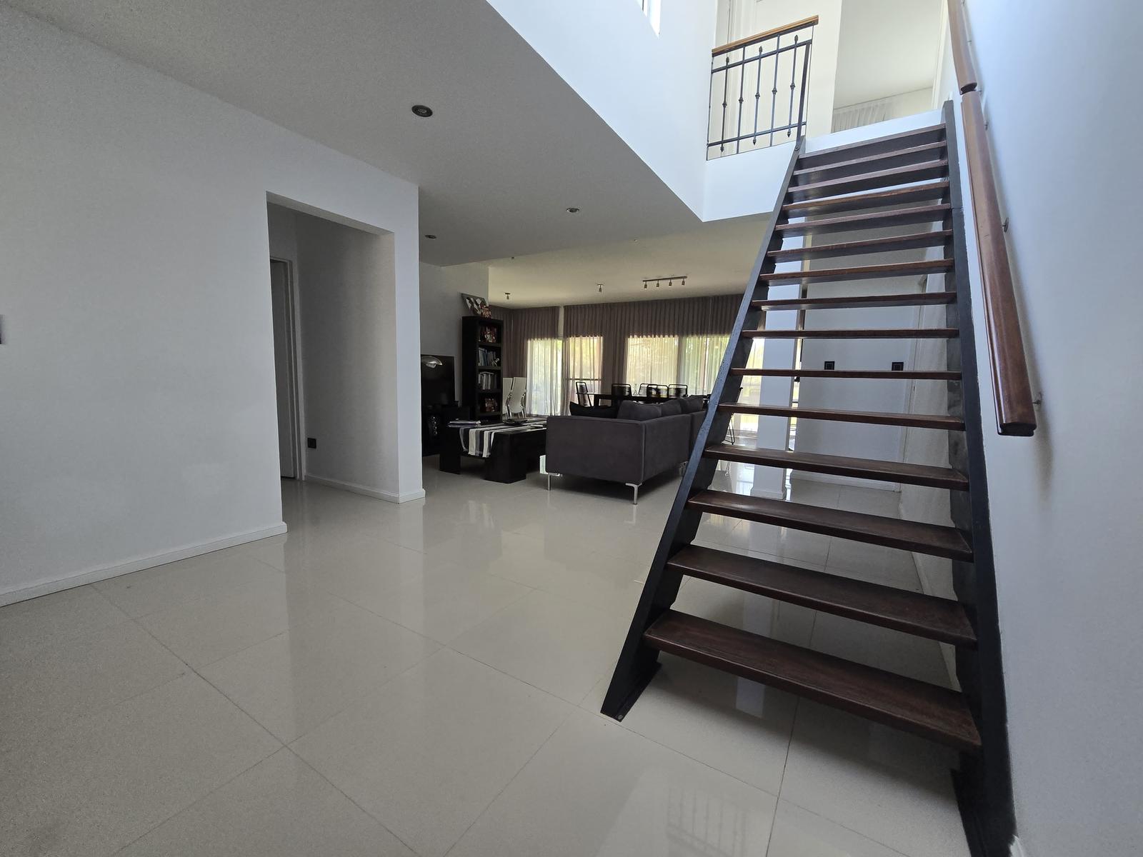 VENTA CASA BARRIO EL CANTON, ESCOBAR, 4 AMBIENTES,SUITE,PILETA, QUINCHO, COCHERAS. - 3
