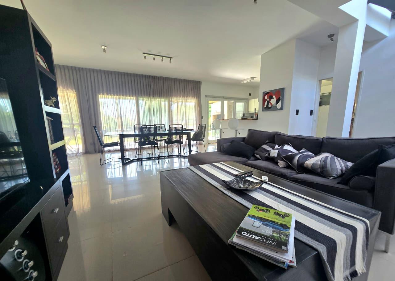 VENTA CASA BARRIO EL CANTON, ESCOBAR, 4 AMBIENTES,SUITE,PILETA, QUINCHO, COCHERAS. - 4