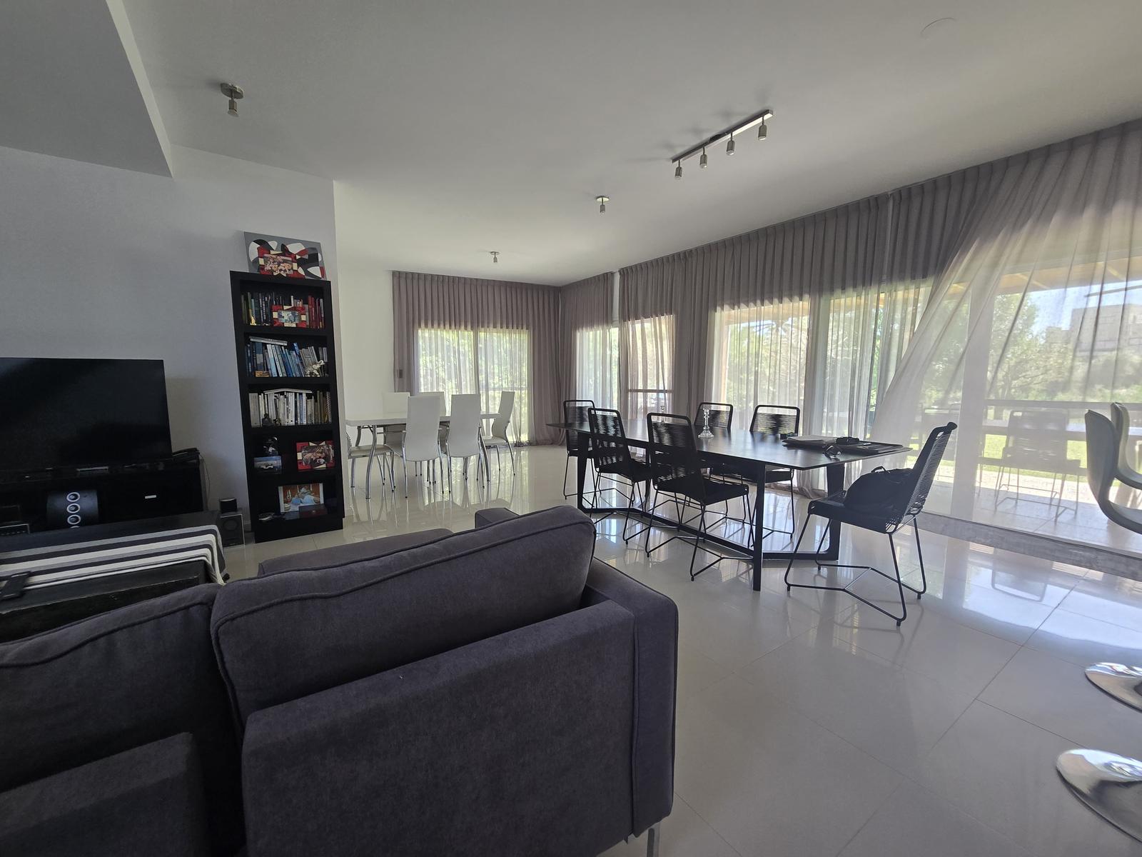 VENTA CASA BARRIO EL CANTON, ESCOBAR, 4 AMBIENTES,SUITE,PILETA, QUINCHO, COCHERAS. - 5