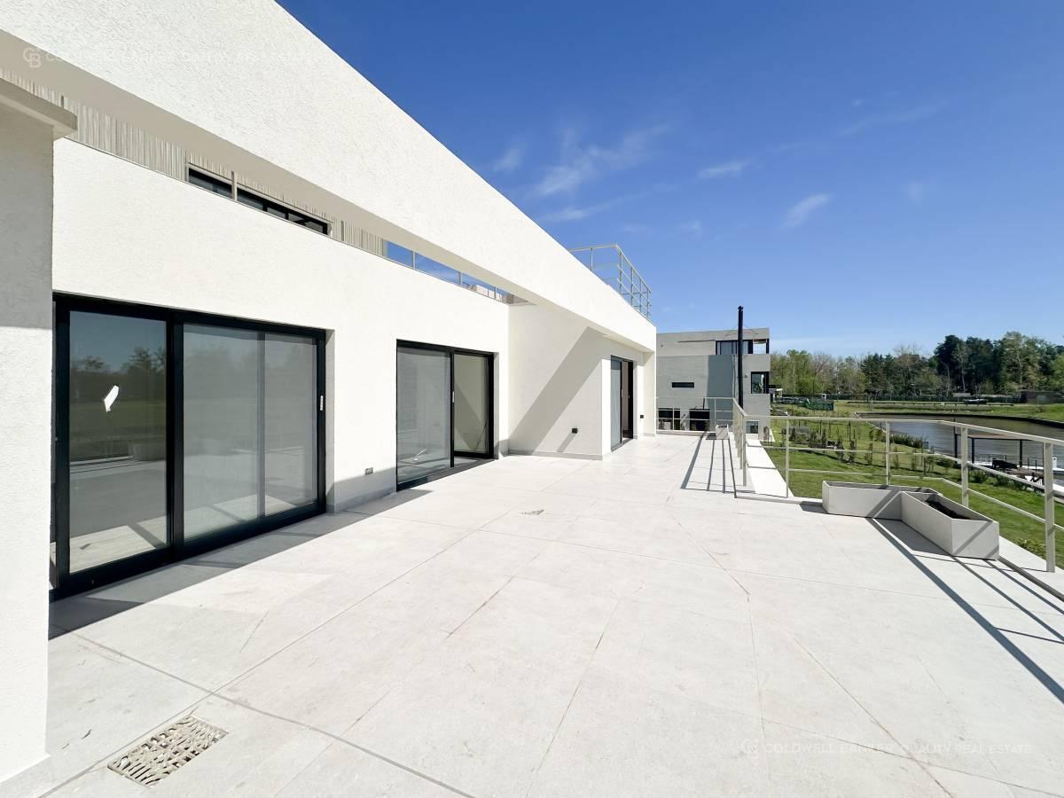 Casa premiun en venta a estrenar con amarra al rio Yacht Nordelta - 3